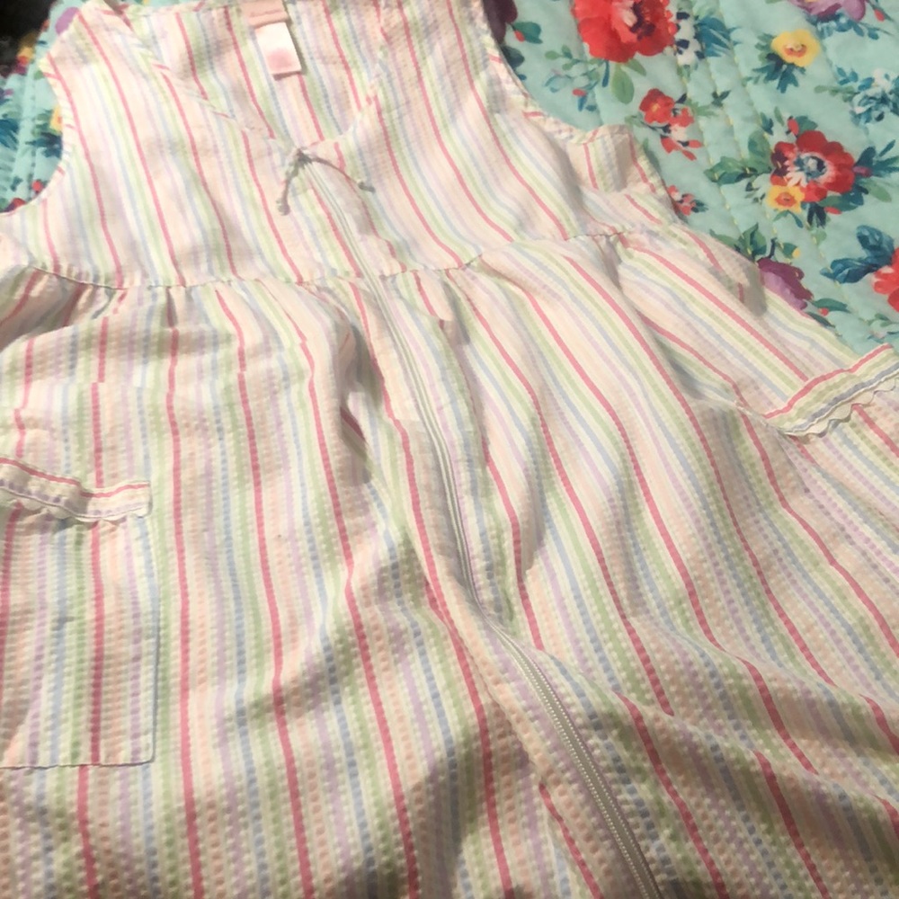 Secret Treasures house dress with pockets and zipper all the way down front.